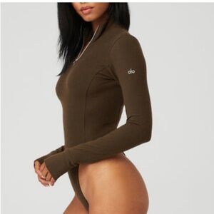 ALO Yoga Rise up Long Sleeve Bodysuit in Espresso